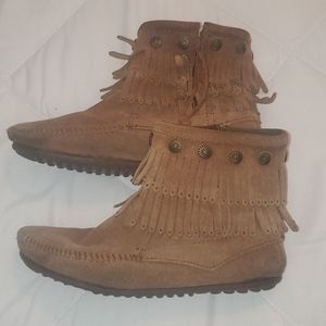 Minnetonka Boots Sz 7